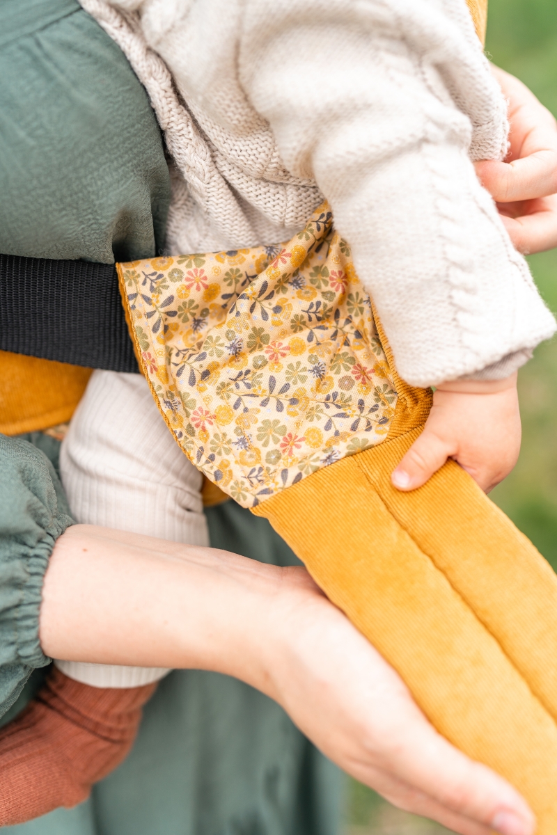 Marsupio By Kay x Teske • Click Carrier Classic • Ribbed Velvet Zeki Giallo (8-24 mesi) - immagine 5