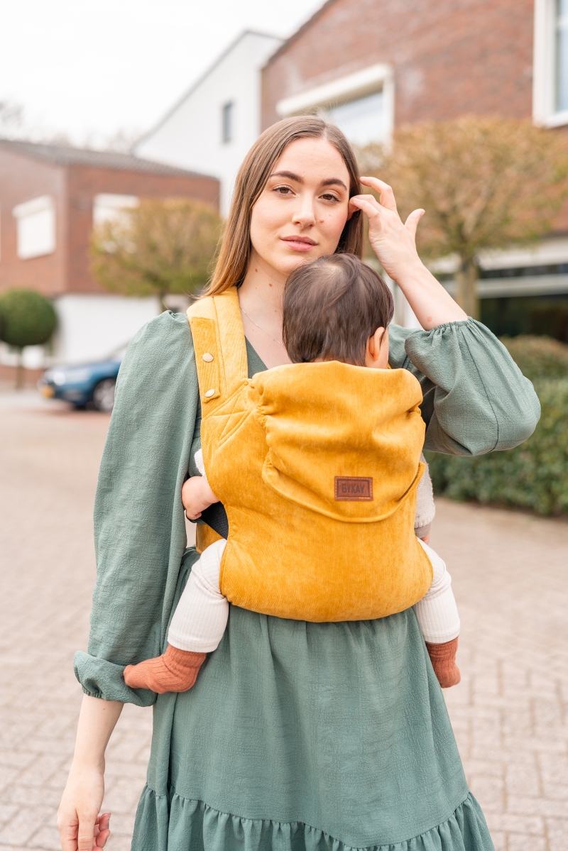 Marsupio By Kay x Teske • Click Carrier Classic • Ribbed Velvet Zeki Giallo (8-24 mesi) - immagine 2