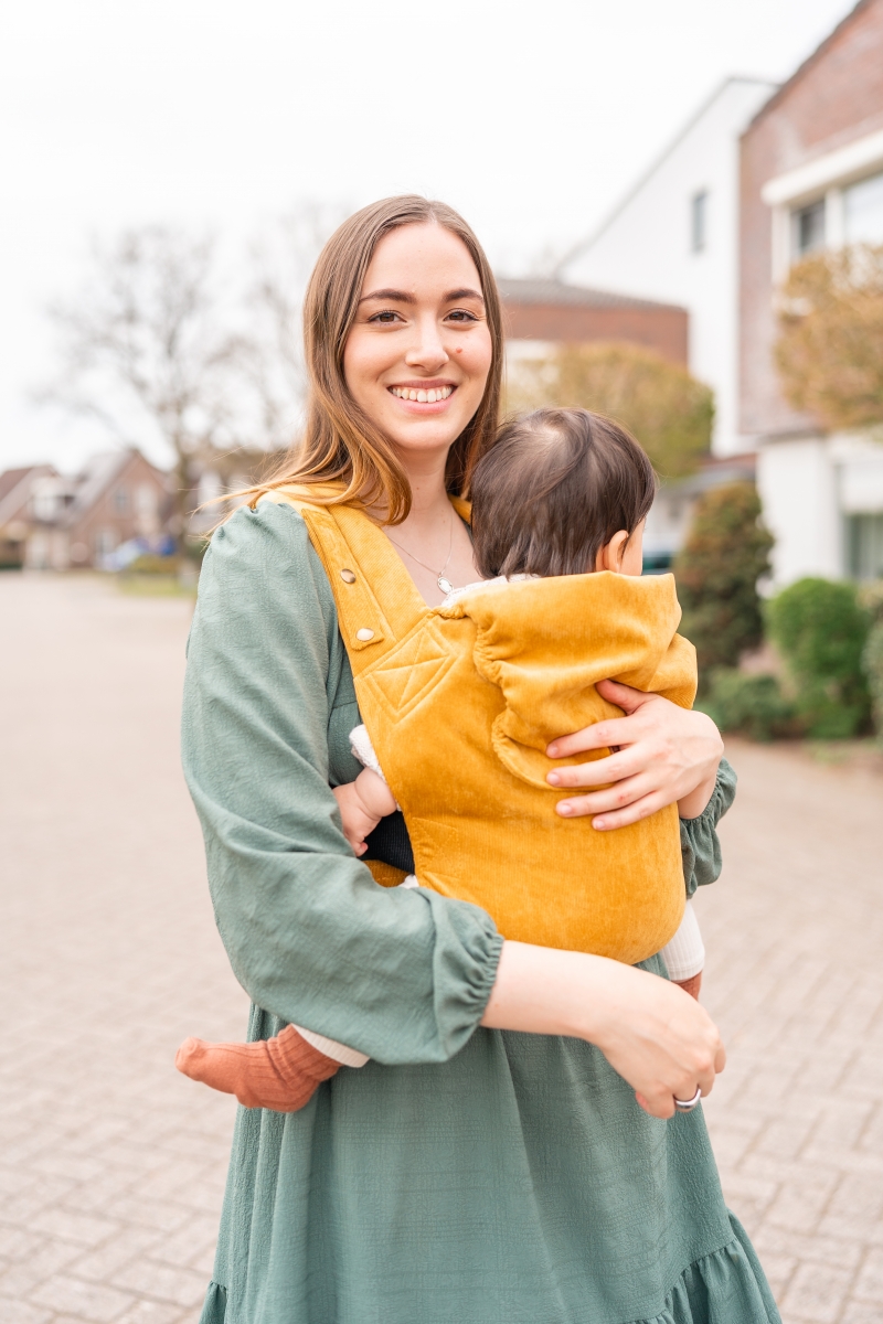 Marsupio By Kay x Teske • Click Carrier Classic • Ribbed Velvet Zeki Giallo (8-24 mesi) - immagine 6